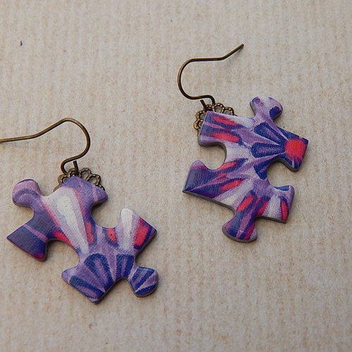 Boucles d'oreille pièces de puzzle violettes.