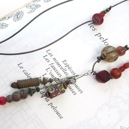 Vendu .. -rythmes profonds !!!!! : un collier atypique avec african trade beads
