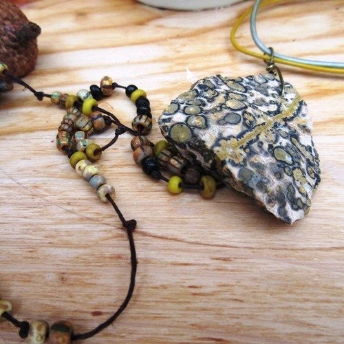Vendu ....alchimie de la matière : un collier délicat , nature 