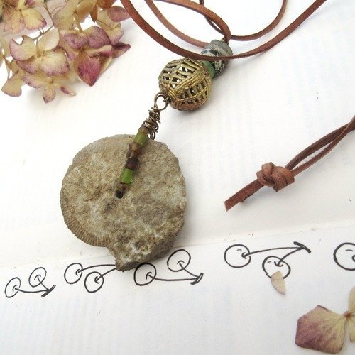 Vendu ......"récit de traces séculaires" .... : un long collier nature en cuir plat 