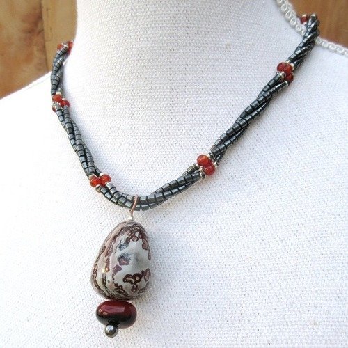 Ribambelles de mémoires : un collier chic, singulier avec hématite et grosse perle de jaspe chohua 