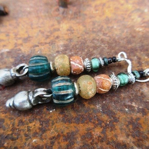 Vendu .....le pays des lunes: des boucles d'oreille tribales, ethniques et primitives, avec perle en argent du maroc..