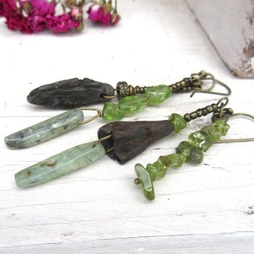 Vendu.......les dernières rebelles : boucles d'oreille asymétriques, nomades, petits talismans avec péridot 