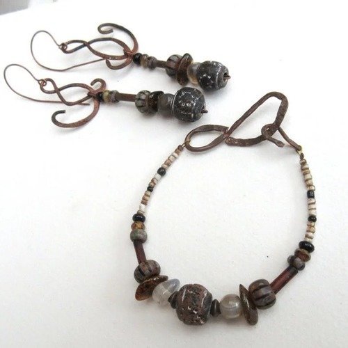 Vendu .....les baroques celtiques : une parure primitive bracelet et boucles d'oreille .....