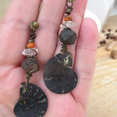 Vendu ..le carousel de la vie :  superbes ammonites de madagascar pour ces boucles d'oreille expressives !!!!