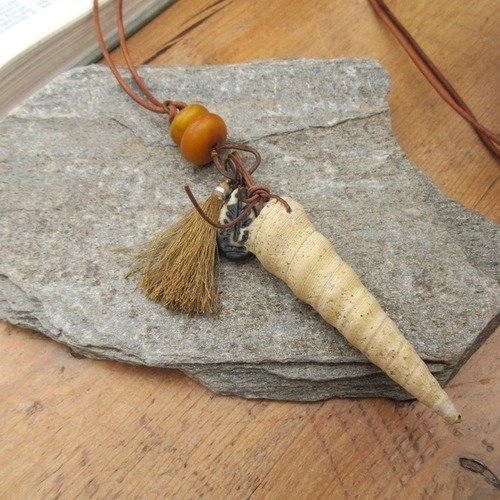 Le crépuscule eveillé: un collier sautoir ethnique nature avec grand coquillage 