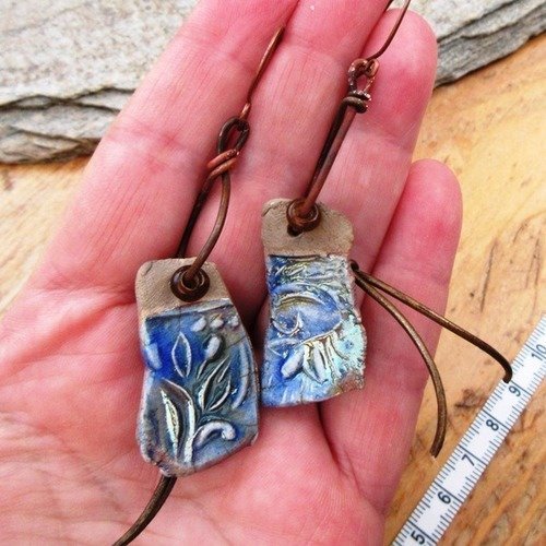 Vendu ..... acteurs de bonheur : splendides breloques en céramique artisanale pour ces boucles d'oreille poétiques ...
