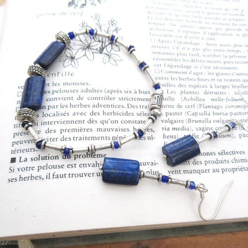 Vendu ....... acteurs d'histoires : une parure bracelet et boucles d'oreille avec perles en lapis lazuli ...