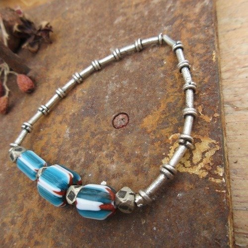 Musique poétique : un bracelet racé pour homme ... ou dame , avec des perles en verre à lignes du népal  ...