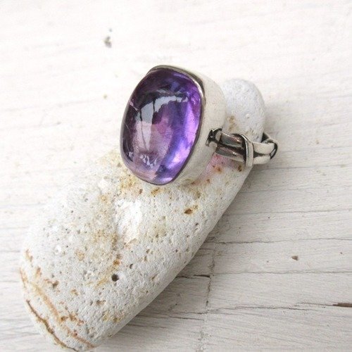 Vendu .......coté vintage : une fantastique bague en argent 925 , avec cabochon améthyste ...
