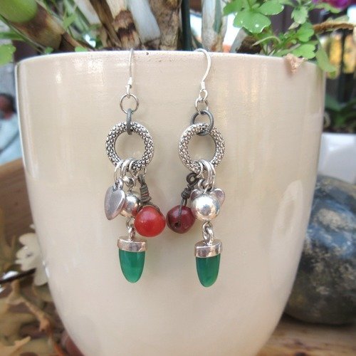 Vendu .....au bois des contes : boucles d'oreille nomades, urbaines et zen avec émeraude, à offrir ou à s'offrir pour les fêtes !!!!