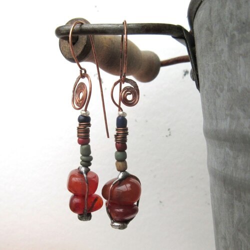 Vendu .....couleur canelle" : des boucles d'oreille shabby chics avec perles cornaline soudées à l'étain ....