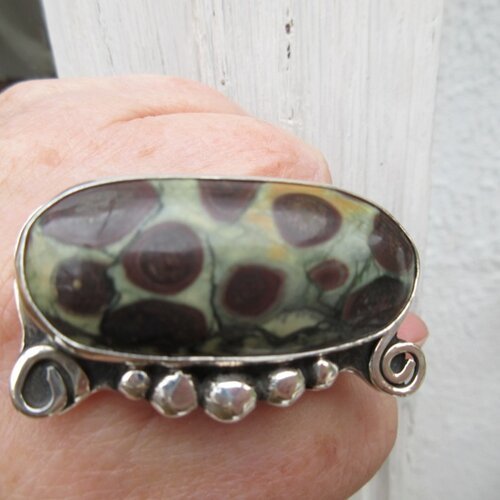 Vendu .......une imposante bague en argent 925 , avec cabochon "jaspe oolite " pour le côté vintage ...