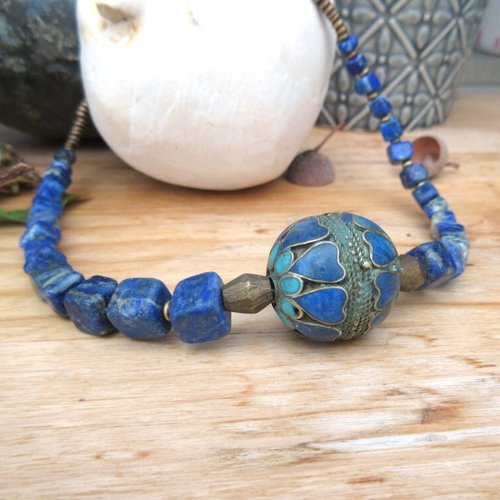 Vendu ..... des coeurs en voyage: un collier ethnique avec perles cubes en lapis lazulis