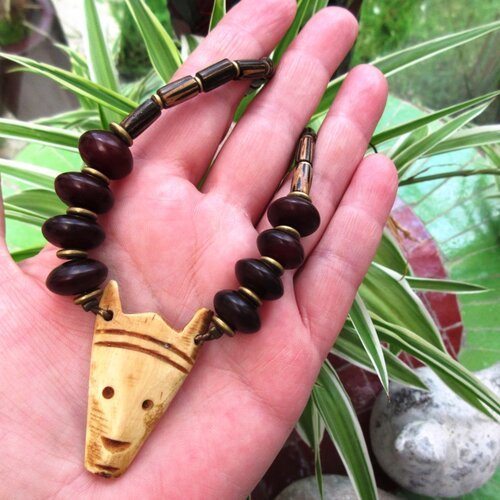 L'esprit de la nature: un collier unisexe, un peu grigri, perles résine ambre d'afrique .... 