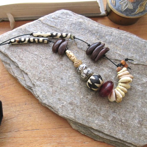 Et le collier flots d'acajou : style africain avec splendides perles et graines du mali .....