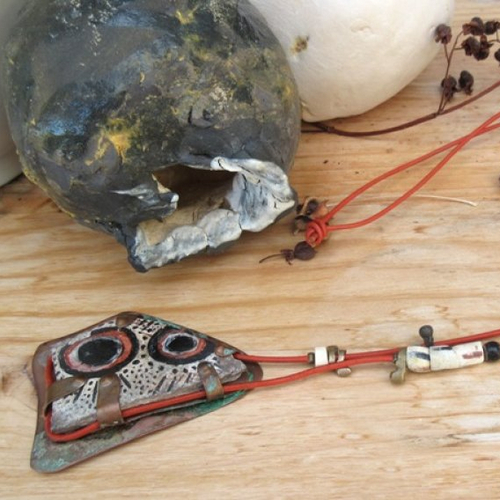 Vendu ....mémoires chroniques : un long collier tribal unisexe avec ancien fragment de poterie d'anazasi !!!!!