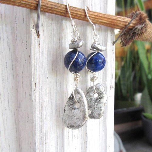 Cordes sensibles de la passion: des boucles d'oreille chics, minimalistes avec perles en lapis lazuli et perles artisanales en étain