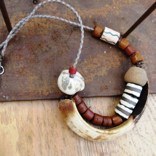 Une etoile solitaire : un collier tribal légendaire avec une défense de sanglier de papouasie ....