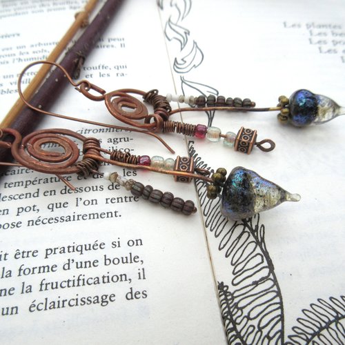 Vendu...des gestes suspendus: boucles d'oreille reliques et celtiques avec headpins lampworks originales, comme un intime secret ....