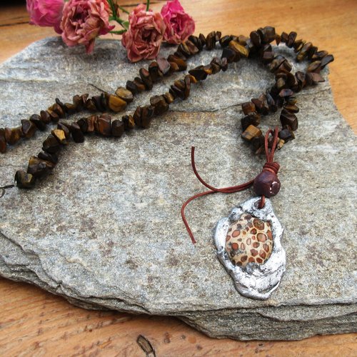Une turbulente nature : un collier chic avec perles oeil de tigre et pendentif oolite dans étain !!! 
