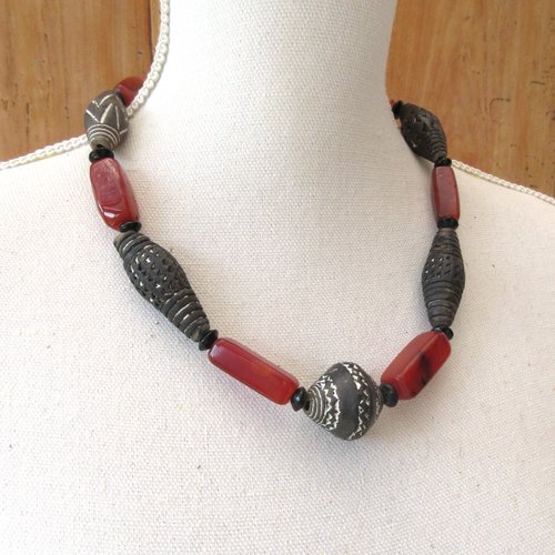 Vendu ....coeur en voyage : un collier unisexe de style africain avec perles en ancienne cornaline et céramique!!!!!