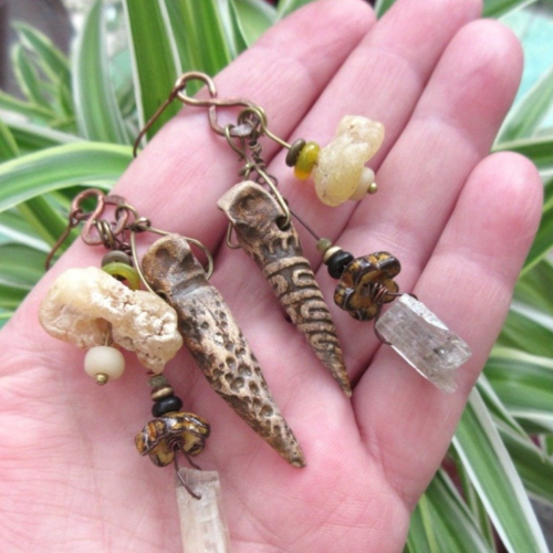 Vendu ....des virgules flottantes: des boucles d'oreille shabby chics avec ces céramiques artisanales totems faucons ....