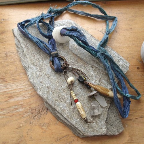 Les bruits du monde: un collier hippie tribal grigris en soie avec coquillages antiques kwalia de papouasie !!!!!