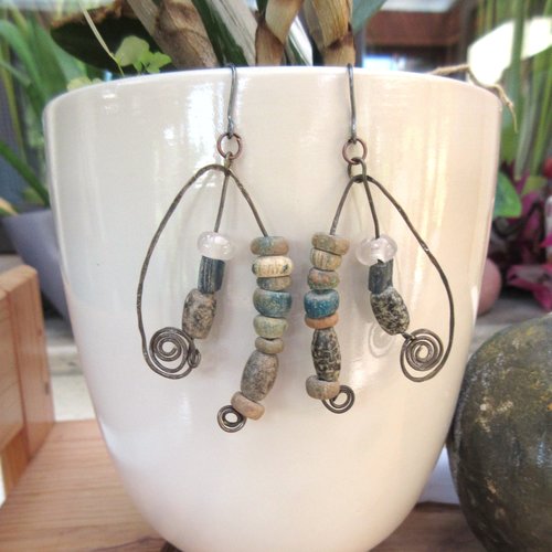 Vendu .... forces silencieuses: des boucles d'oreille primitives, un peu baroques avec des perles en granit du mali ...