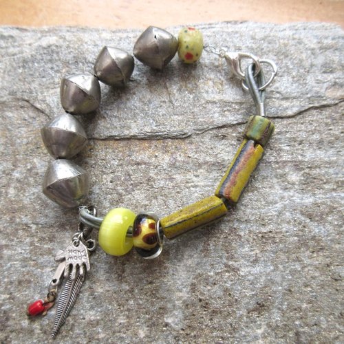 Vendu .... contrastes visuels: un bracelet ethnique aux couleurs ravissantes pour égayer cet hiver ,perle style pandora ..