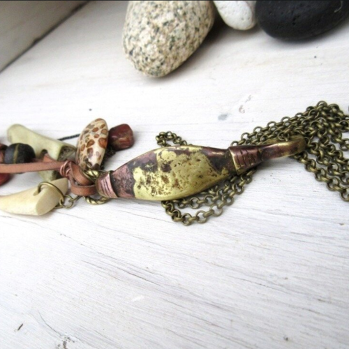 "histoire de grigris" : un collier réalisé à partir d'anciennes perles en verre et céramique africaines 