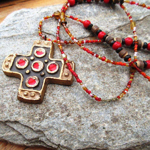 Révélations d'ailleurs : un long collier, un peu baroque, avec croix en céramique de l'abbaye de maredsous ....