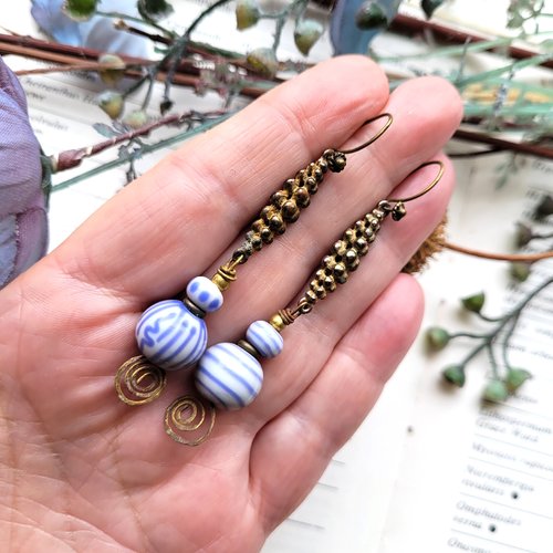 De poétiques rêveries pour ces boucles d'oreille romantiques avec de merveilleuses lampworks artisanales ......
