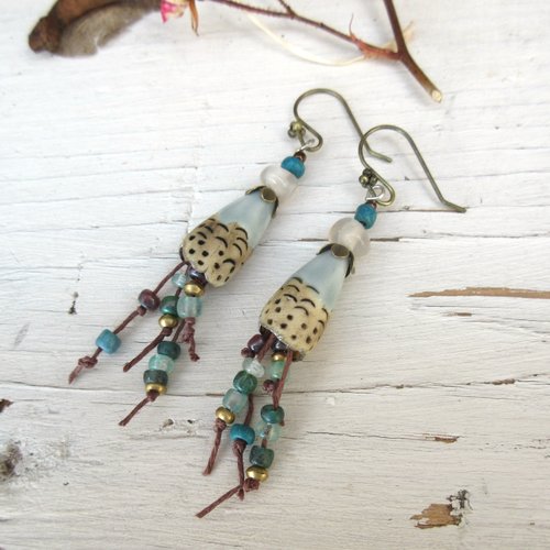 Vendu ...des airs de bourgeoisie : boucles d'oreille nomades natures précieuses avec clochettes en porcelaine artisanale !!!!