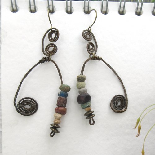 Une ritournelle  :  des boucles d'oreille primitives, un peu baroques avec des perles en granit  et de fouille du mali ...