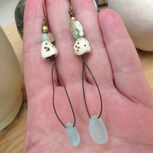 Vendu .... des rythmes aériens: des galets de la mer baltique pour ces boucles d'oreille minimalistes nomades !!!!