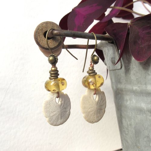 Vendu .....profondeur du temps : des boucles d'oreille nomades natures avec des fossiles d'echinaïde ou dollar de sable .....