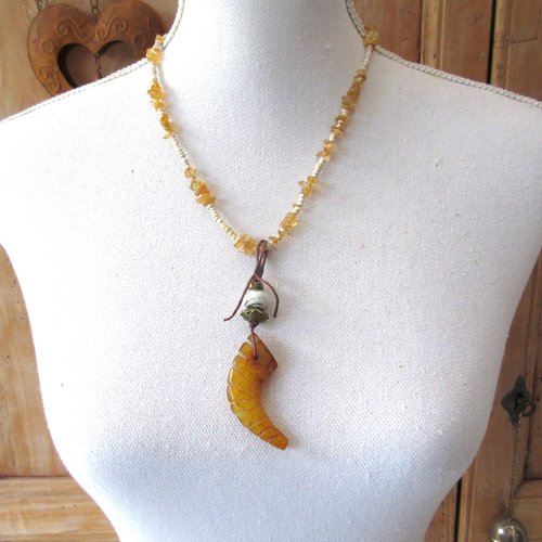Rêve de jade : un collier mi-long , unisexe et romantique , avec perles en citrine et pendentif corne en jade sculptée !!!