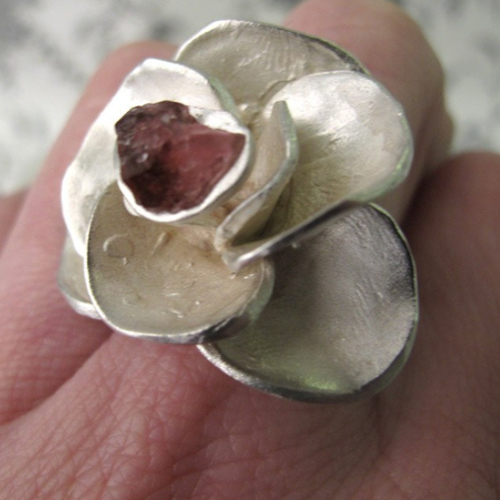 Vendu ....côté vintage : une bague en argent 925 ; en forme de fleur dont le coeur est une pierre  tourmaline rose brute ....