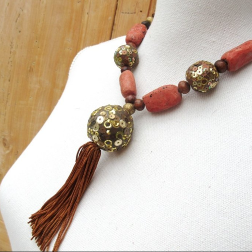 Des doublures dans un décor : pour ce collier de style oriental baroque avec perles en céramiques ....