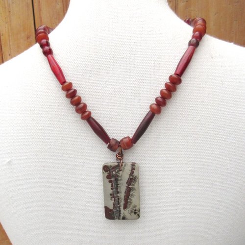 Vendu-le passage du temps : un collier intemporel unisexe avec merveilleux cabochon de jaspe chohua