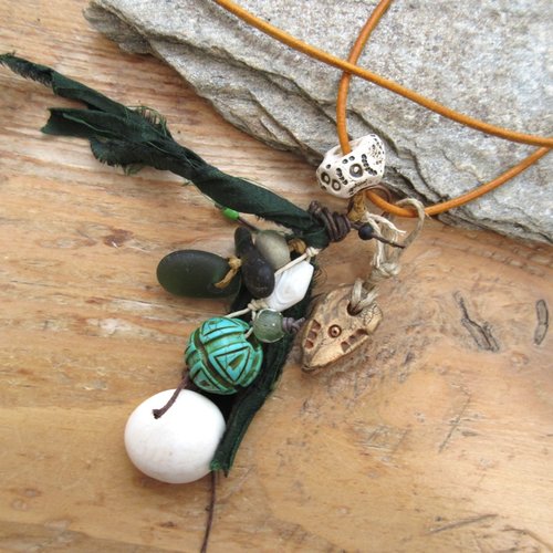 Vendu ...echos naturels pour ce collier sautoir , petits talismans des temps passés, en turquoise, coquillage ....