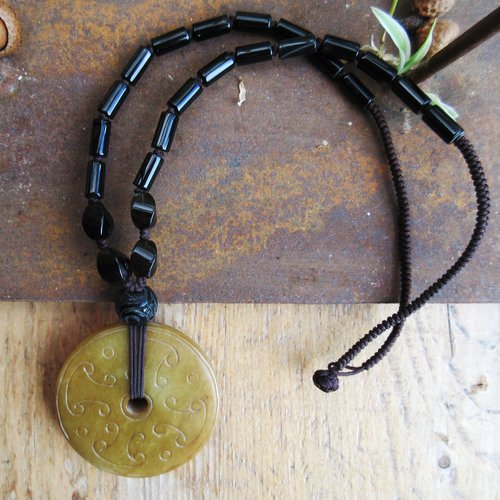 Vendu- lumière rousse: un collier celtique avec pendentif en jade sculptée et pierres fines !!!