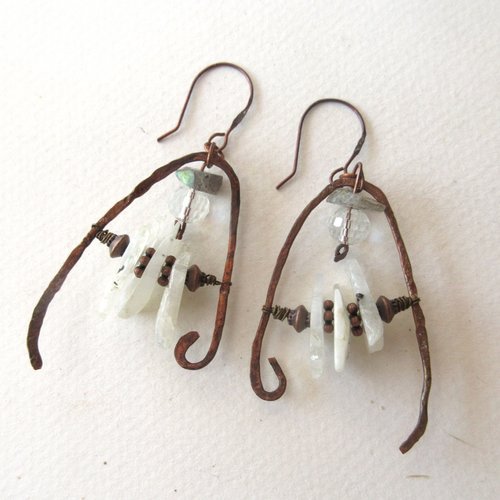 Vendu .....terres des glaces pour ces boucles d'oreille primitives : superbes palets de pierre de lune  ...