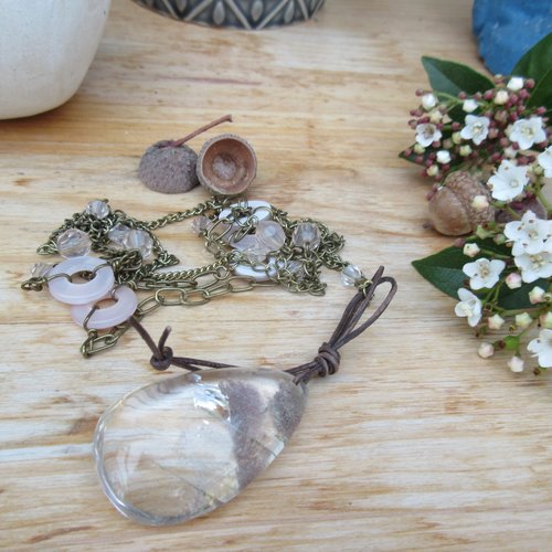 Instant de douceur : un collier romantique  minimaliste nature avec cabochon quartz lodolite .