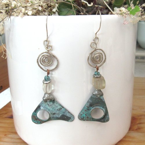 Vendu .....a l'endroit à l'envers !!!!! : boucles d'oreille  hétéroclites asymétriques avec breloques artisanales en cuivre et étai