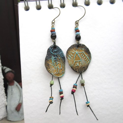 Vendu ....voyages en mémoires indiennes :  boucles d'oreille asymétriques amérindiennes avec céramiques artisanales pétroglyphes...
