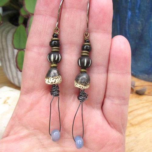 Des rythmes de vie : des perles d'agate bleu-mauve pour ces boucles d'oreille minimalistes nomades !!!!