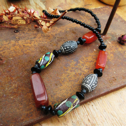 Retour de savane: un collier de style africain avec perles en ancienne cornaline