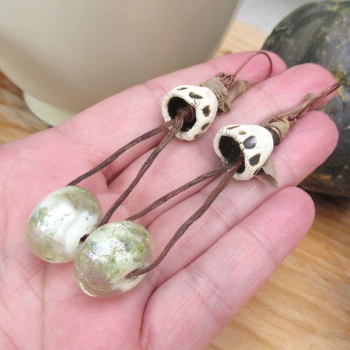 Petites bulles d'ecume : superbes lampworks artisanales pierre d'eau pour ces boucles d'oreille éclectiques